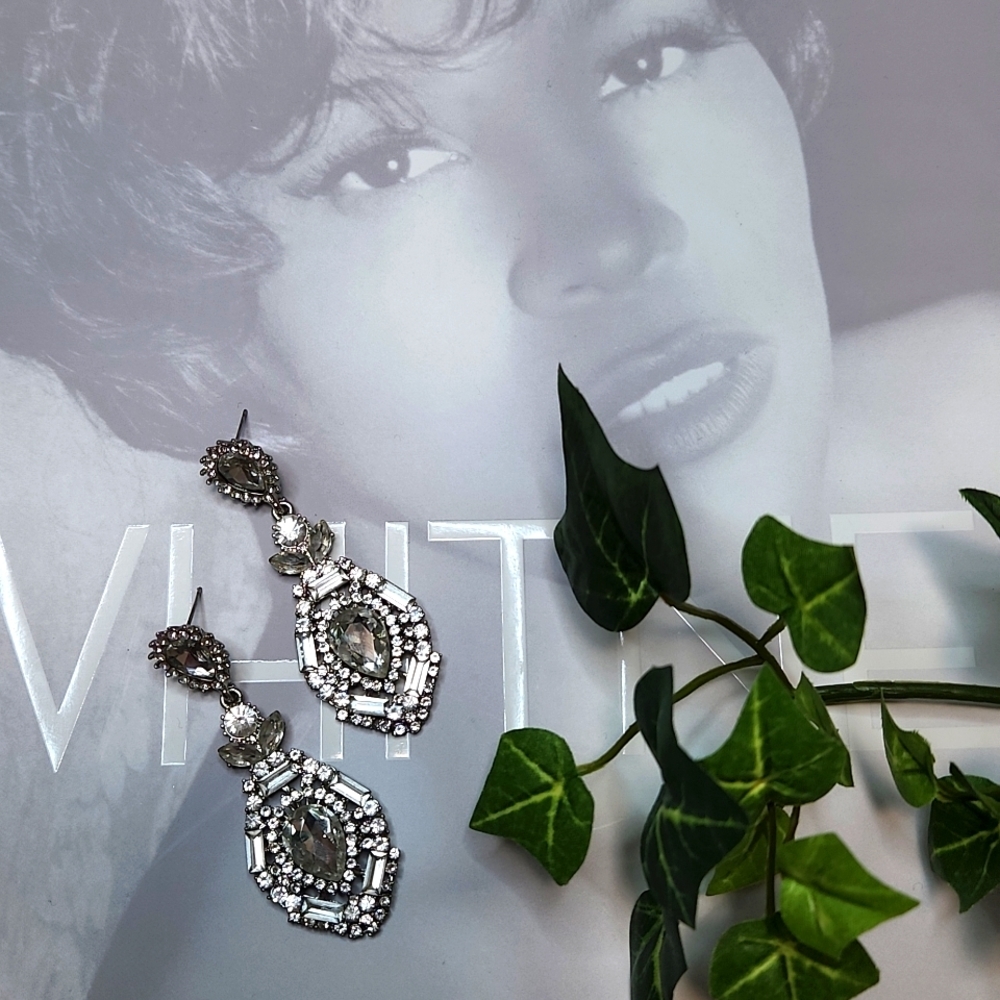 Vintage Style Crystal Dangle Bridal Fashion Earrings ~ EUC